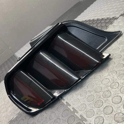 Lente de montaje de luz trasera izquierda del lado del conductor Ford Mustang 2015-2017 OEM Foto 1 de 4