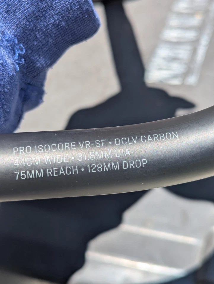 Manillar de carretera de carbono Bontrager Pro IsoCore VR-SF 44 cm, abrazadera de 31,8 mm Foto 1 de 3
