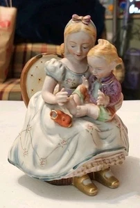 Estatuilla de madre sentada en silla y niño Shafford China de colección 6" hecha en Japón - Imagen 1 de 4