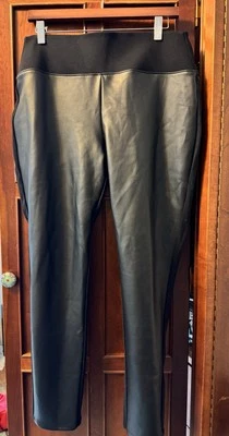 Calça pull-on feminina Apt.9 preta com frente de couro sintético  - Imagem 1 de 4