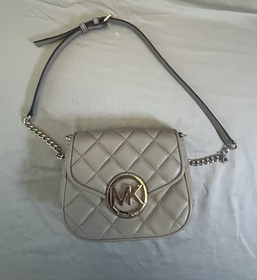 Bolsa tiracolo acolchoada Michael Kors cinza com corrente prata - Imagem 1 de 4