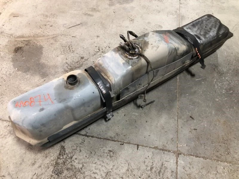 Camión usado 01 C3500HD Midship 22 galones tanque de combustible diésel eje I 28613 Foto 1 de 4