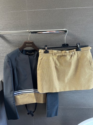 Gonna abito da sera Gucci oro taglia 44 giacca taglia 40 blu scuro