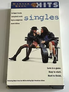 Singles VHS Movie Warner Brothers Home Video 1992 Matt Dillon Bridget Fonda - Foto 1 di 7