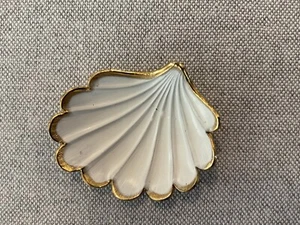 Giovanni Vintage Enamel Seashell Brooch - Picture 1 of 3