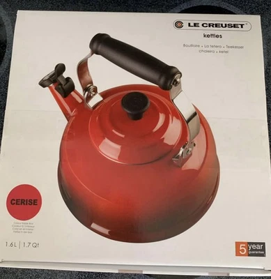 Le Creuset Nuevo En Caja 1.7 Qt Esmalte Sobre Acero Silbido Tetera Rojo Cerise Foto 1 de 4