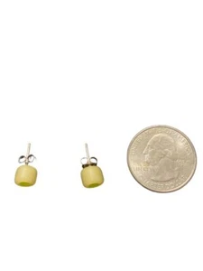 Orecchini piccoli rotondi in acrilico giallo chiaro e verde diametro 1/4" - Foto 1 di 3