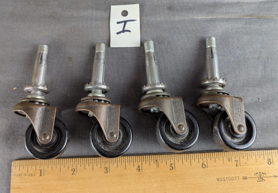 4 ruedas giratorias de acero antiguas Diamond Bassick tono cobre ruedas de plástico temprano Foto 1 de 4