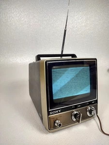 Televisión portátil pequeña Sony TV-780 de colección de los años 70 enciende TV retro - Imagen 1 de 24