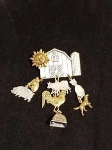 **Vintage große zweifarbige Scheunentiere Katze Hund Hahn Schwein Glocke Kuh Brosche** - Bild 1 von 7