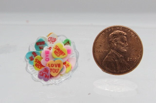 Casa de Muñecas Miniatura Día de San Valentín Conversación Corazón Caramelos Piezas en Plato Foto 1 de 1