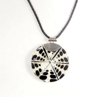 Sterling Silver Resin/Shell Pendant Black & White On Plaited Leather Necklace Foto 1 de 4