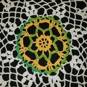 VTG Crotched Hand Made Doilie Greens Yellows White 14" diameter approx - Foto 1 di 6