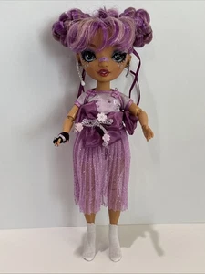 Bambola alla moda Rainbow High Lila Yamamoto malva viola con vestito - senza scarpe - Foto 1 di 11