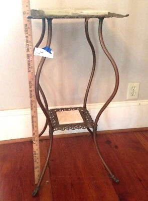 Mesa de pie vintage de latón con tapa de mármol de ónix victoriano Art Nouveau (#24) Foto 1 de 4