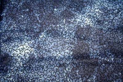 VASHART TEXTURA SOBRE REMOLINOS AZULES SOBRE AZUL Y BLANCO DE SSI - TELA 100% ALGODÓN Foto 1 de 4