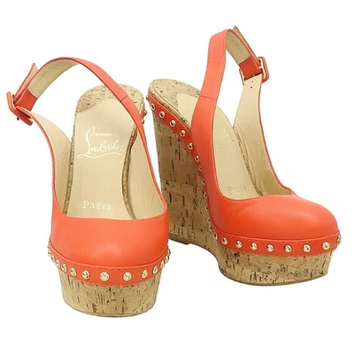 Christian Louboutin Naranja Cuero Dorado Metal Detalle de Tachuelas Cuña Eslinga para Mujer Foto 1 de 4