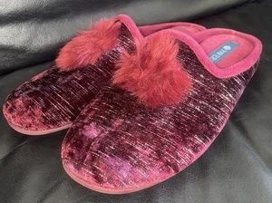 DAMEN GRÖßE UK 6,5 EU 40 WEINROT BOMMEL PLÜSCH HAUSSCHUHE PFLASTERSTEINE MIT GUMMISOHLE NEU - Bild 1 von 10