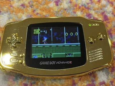 Gameboy Advance con Pantalla IPS Retroiluminada Mod Cromo Dorado En Todo Foto 1 de 4