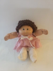 Bambola vintage CABBAGE PATCH KID viso moccioso-Coleco 1982 capelli castani occhi rosa vestito - Foto 1 di 20