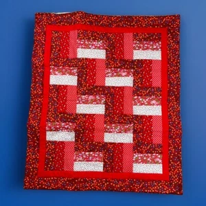 Vintage Blockhaus Baby Puppe Quilt Country American Hand Made Grandmothers Oma - Bild 1 von 9