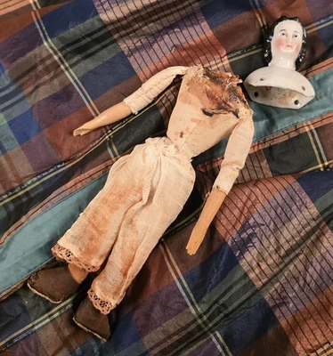 ANTIGUA MUÑECA PEQUEÑA CABEZA PORCELANA PELO NEGRO MEDIADOS DEL SIGLO XIX FR MUSEO COMO ADQUIRIDA Foto 1 de 3