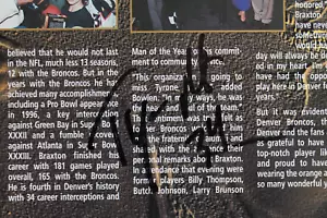 2000 Denver Broncos Signed Magazine 2 Autographs TYRONE BRAXTON DETRON SMITH - Picture 1 of 5