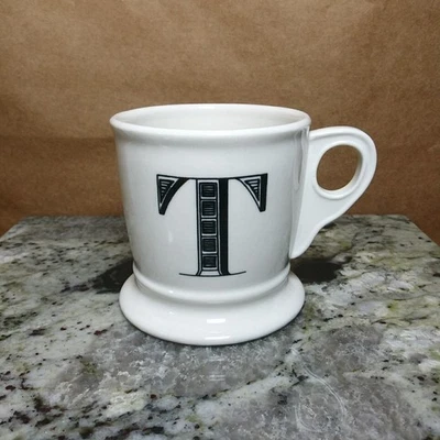 Кружка в стиле бритья с монограммой Anthropologie Initial Cup буква «T» белая черная - Изображение 1 из 4
