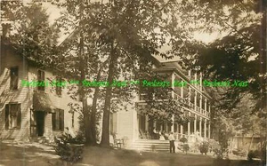 RPPC weißes Gebäude möglicherweise Hotel mit Menschen auf Veranda und im Hof Postkarte - Bild 1 von 2