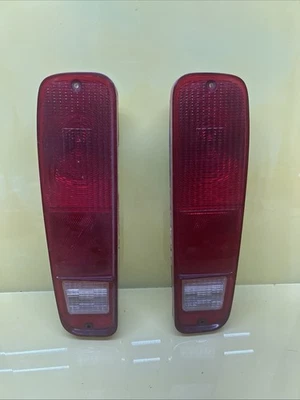 Пара оригинальных задних фонарей для Ford Econoline Van E-150 — E-350 Club Wagon 1975–1991 годов выпуска - Изображение 1 из 4