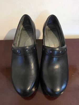 Tacones zueco cómodos de cuero negro con tachuelas Dansko Riki para mujer EU 38 US 7,5 - 8  Foto 1 de 4