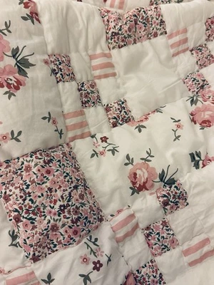 POTTERY BARN KIDS Emily & Meritt Cuna Edredón Rosa Floral Retazos Rosa Nuevo con Etiquetas Foto 1 de 4