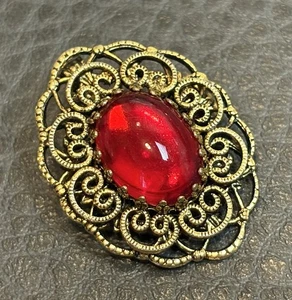 Ciondolo spilla Germania occidentale vintage non firmata tono oro filigrana rosso cabochon - Foto 1 di 6