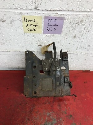 Jaula de batería giratoria Suzuki RE5 1975 con rectificador de voltaje Foto 1 de 4