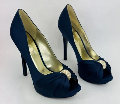 Zapatos de salón Guess para mujer azul marino de tela satinada estrás noche punta abierta tacones de 5" talla 9 M Foto 1 de 4