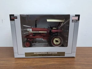 1/16 SpecCast International Farmall 544 Tractor With Canopy - Picture 1 of 2