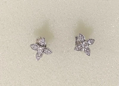 Aretes pequeños florales de diamantes en oro blanco de 14 k (1/5 qt. tw.) Foto 1 de 3