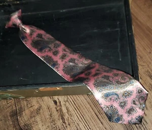 The American Edition Made in USA Pink Paisley Clip On Tie 17- 1/2 Inches *S24 - Picture 1 of 4