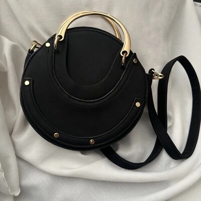 YOKI 黑色圆形斜挎包手提包钱包带金色口音和手柄二手/全新 — 第 1/4 张图片