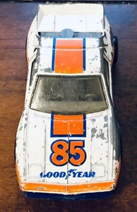 Matchbox 1985: Pontiac Fiero Goodyear #85 coche fundido a presión blanco y naranja a rayas - Imagen 1 de 6