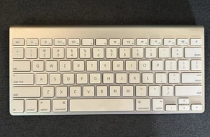 Apple Magic A1314 Bluetooth Wireless Aluminum Keyboard Silver Tested Working - Picture 1 of 3
