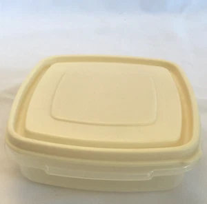 VINTAGE RUBBERMAID ALMOND LID SANDWICH LUNCH CONTAINER #1 2 CUP SQUARE STORAGE - Picture 1 of 9
