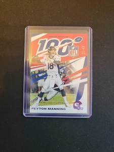 2019 Panini Chronicles #30 Peyton Manning NFL 100 Viola /49 Broncos - Foto 1 di 2