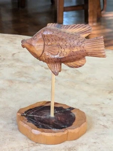 Handgeschnitzte Holz Fisch Skulptur auf Sockel nautisches Dekor 5,75" hoch - Bild 1 von 7