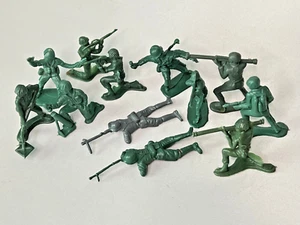 Lot of 12 Plastic Army Men Soldiers - 2 inch/5 cm - Picture 1 of 7
