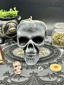 Vela calavera esculpida, cera de abejas negra de Big Dipper Wax Works - Imagen 1 de 8