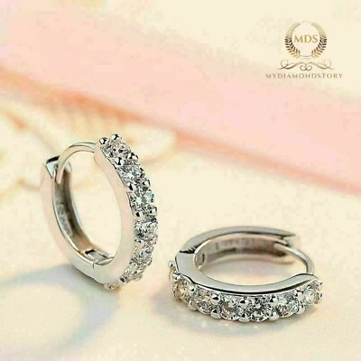 Pendientes de aro Moissanite Huggie corte redondo 1 quilate oro blanco sólido 14K para mujer Foto 1 de 4