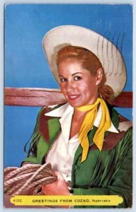 Postal de colección de saludos desde Cozad Nebraska Cowgirl 1956 - Imagen 1 de 2