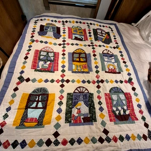 Vintage. HANDGEMACHTE STEPPDECKE ~ LANDHAUS FENSTERMUSTER KALIKO DRUCKE ~ 58" X 50" - Bild 1 von 11