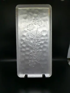 Vintage gehämmert Aluminium geprägt Floral Serviertablett Platte - gewellter Rand 14" - Bild 1 von 6
